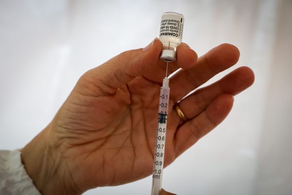 81.677 injections ont été réalisées à la date du 15 avril en Ardèche. Les autorités souhaitent renforcer la capacité vaccinale : le dimanche 18 avril, les centres d'Aubenas et d'Annonay seront ouverts à la vaccination sans rendez-vous.