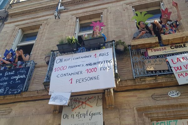 Depuis ce balcon toulousain, les colocataires de cet appartement affichent des pancartes et animent le quartier des Chalets en musique.