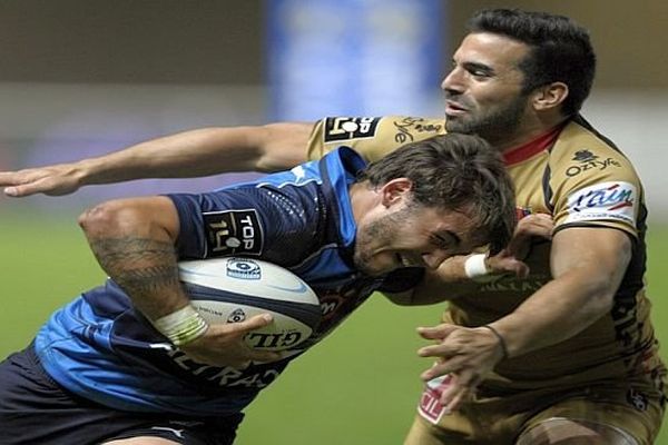 Montpellier - Benoît Paillaugue (à gauche) aux prises avec Agustin Figuerola d'Oyonnax- 5 octobre 2013.