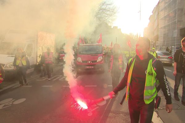 À l'appel des syndicats, les manifestations se poursuivent à Bordeaux contre la réforme des retraites et le 49-3.