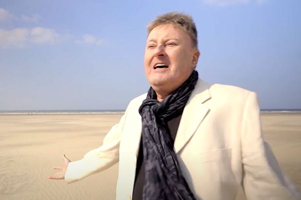 Didier Nell, chante une plage du littoral.