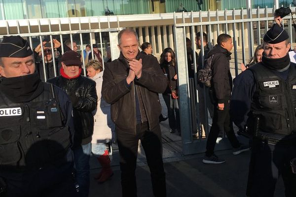 ARCHIVE. Franck Mérouze, secrétaire de l'union locale de Caen de la CGT à sa sortie du tribunal le 17 janvier dernier.