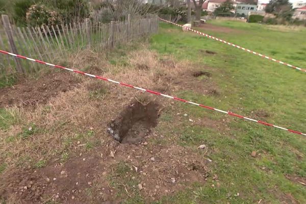 Lundi 11 mars au matin, dans le parc, des trous sont protégés et encore visibles. Le parc a rouvert au public.