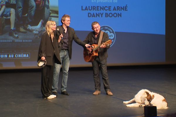 Laurence Arné et Dany boon sur scène, présentent "La famille Hennedricks".