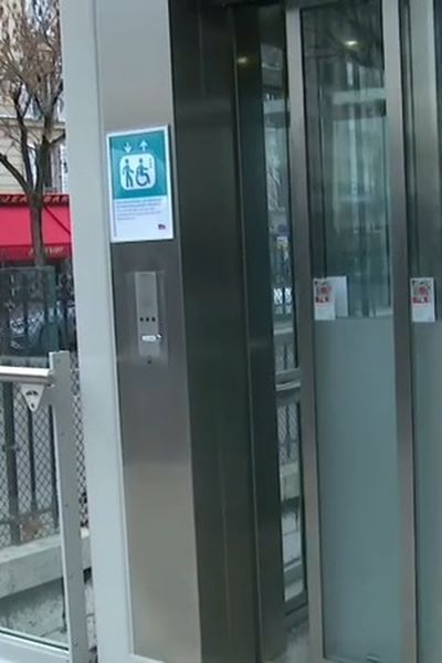 L'entrée des ascenseurs à la gare Pont Cardinet à Paris (17e)