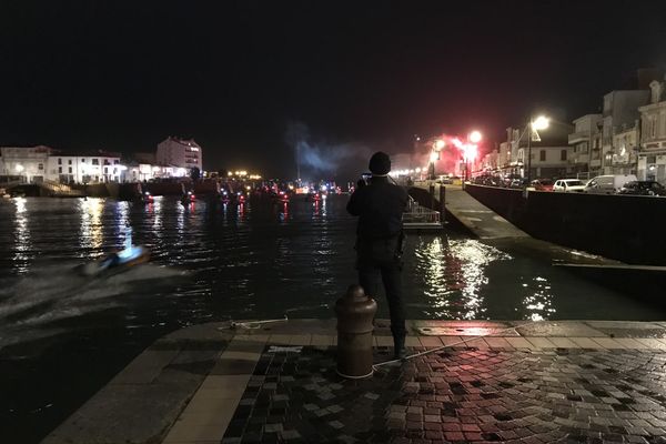 Personne n'attendait Louis Burton dans le chenal à 1h20 du matin. Seuls quelques policiers étaient présents pour assister au spectacle.