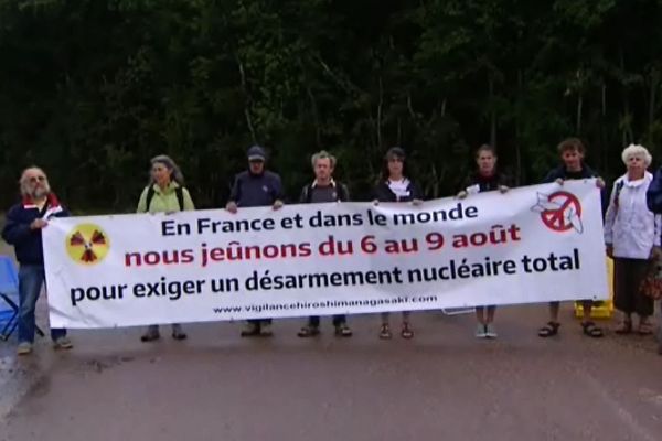 Le collectif anti-nucléaire a manifesté ce samedi matin 8 août devant l'entrée du CEA de Valduc