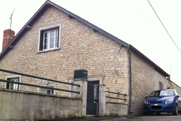 Un homme de 42 ans a été abattu lundi soir en pleine rue devant la maison occupée par sa mère à Mareuil sur Arnon (Cher). Son assassin présumé a été interpellé par les gendarmes et placé en garde à vue.