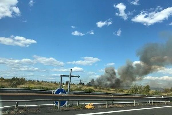 Le feu de végétation qui s'est déclenché le long de l'autoroute A9 est observable depuis l'autre rive de l'étang de Thau.