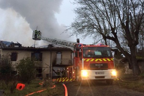 Les flammes ont ravagé le toit et les combles où dormait la victime. 