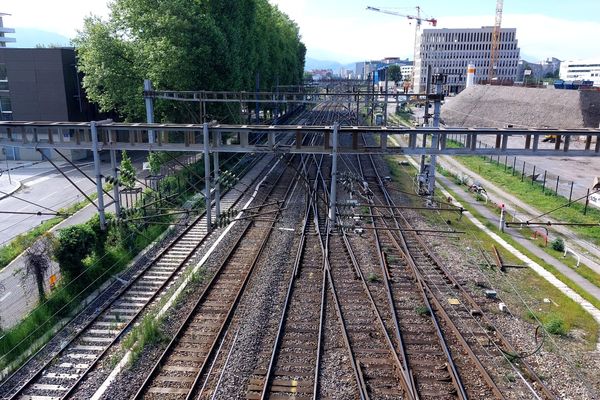 Le trafic SNCF est à l'arrêt entre Grenoble et Saint-André-le-Gaz jusqu'à 17h à la suite d'une coulée de boue.