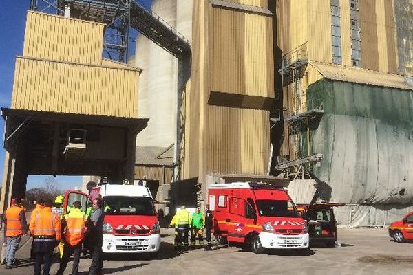 Un incendie s’est déclaré dans un silo de la zone industrielle Nord de Chalon-sur-Saône, en Saône-et-Loire, vendredi 6 mars 2015.