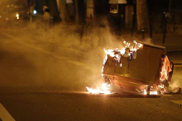 Des poubelles incendiées et des tirs de mortiers d'artifice ont été signalés dans des villes des Hauts-de-Seine et de Seine-Saint-Denis