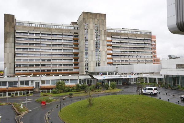 L'hôpital du Docteur Delafontaine est public.