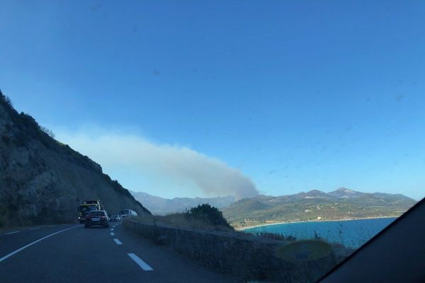 le panache de fumée provoqué par l'incendie se voit d'une une bonne partie de la Balagne