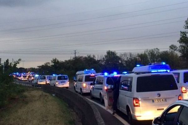 Environ 150 véhicules ambulanciers défilent dans la métropole de Lyon depuis 6 heures, ce lundi 1er octobre. La manifestation entraîne d'importantes perturbations.