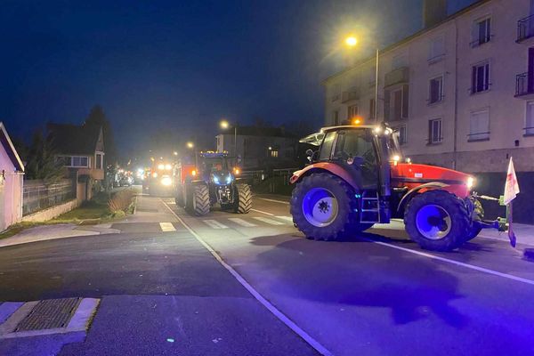 Une cinquantaine d'agriculteurs sont mobilisés ce dimanche 28 janvier pour bloquer l'accès aux quais de déchargement des supermarchés de Chatillon-sur-Seine.