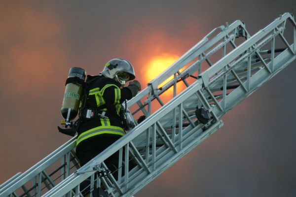 Une personne a dû être évacuée par échelle par les pompiers de l'Isère, l'incendie a touché un appartement d'un immeuble de quatre étages à Grenoble. Photo d'illustration