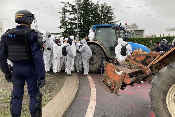 Les forces de l'ordre sont intervenues pour repousser les manifestants.