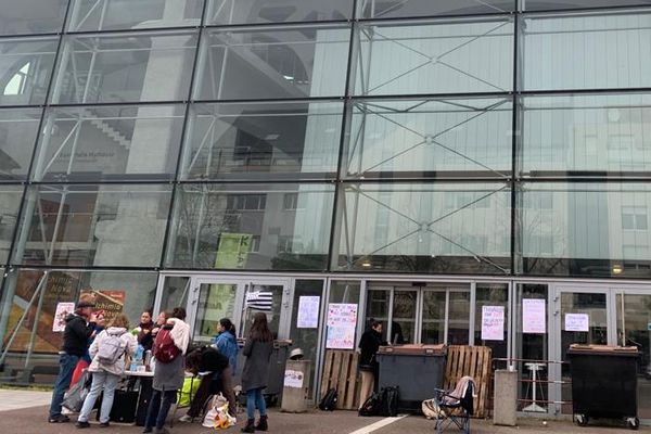 Une vingtaine d'étudiants bloque l'entrée du campus universitaire Fonderie, à Mulhouse, ce lundi matin.