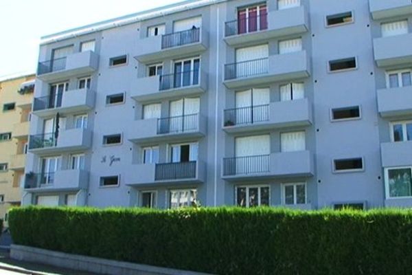 L'homme a été retrouvé mort dans son appartement.