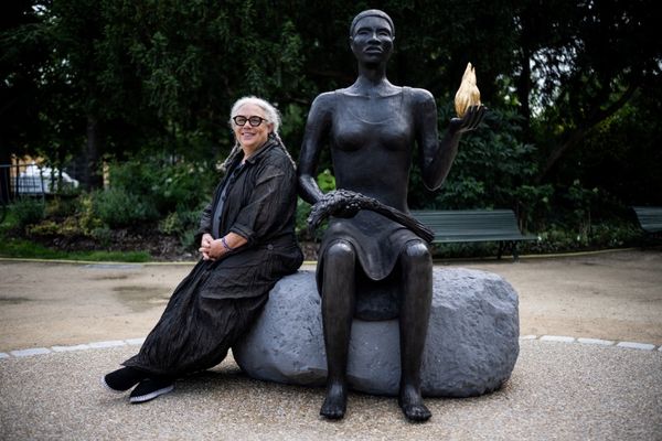 Alison Saar devant son œuvre "Salon" au parc Charles-Aznavour.