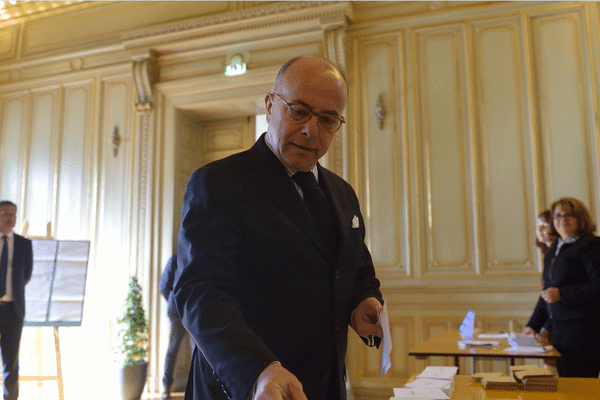 23 avril 2017, Bernard Cazeneuve vote à Cherbourg pour le 1er tour de la Présidentielle