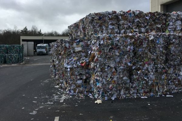 Des tonnes de papier doivent être stockées à l'extérieur des bâtiments du centre de tri ATRION de Mornac en Charente.