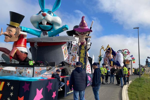 La sortie des chars du hangar avant le défilé du carnaval de Cholet.