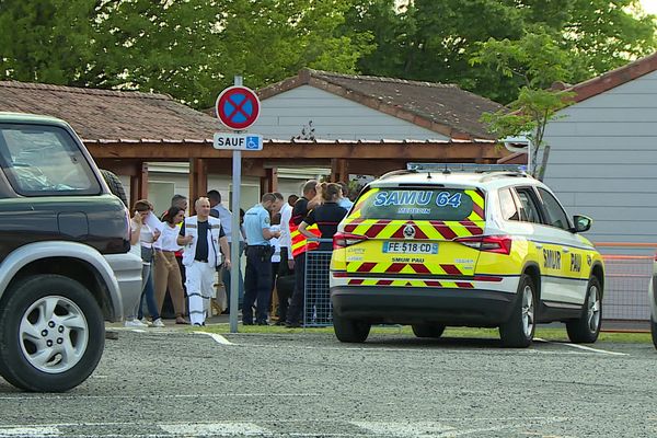 En fin de journée, le 4 mai 2023, à la sortie de l'école publique de Sauvagnon de nombreux parents d'élèves sont inquiets pour leurs enfants. De nombreux pompiers, gendarmes et soignants sont présents pour prendre en charge les élèves intoxiqués.