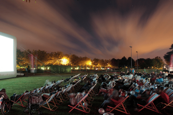 Séance de cinéma en plein air (image d'illustration)