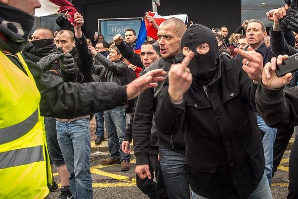 Des manifestants Pegida le samedi 6 février 2016 à Calais. 