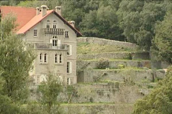 La villa Canavaggio domine le village de Campo, en Corse-du-Sud