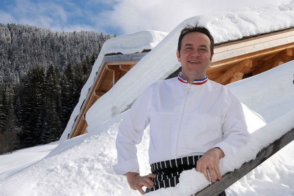 Le chef Emmanuel Renaut pose devant son restaurant "Flocons de Sel" à Megève en Haute-Savoie