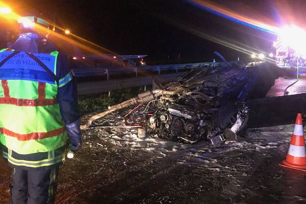 Les restes de la voiture témoignent de la violence du choc.