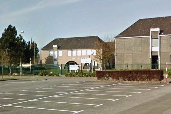 L'agression s'est produit à cette entrée du lycée Roberval, à Breuil Le Vert.