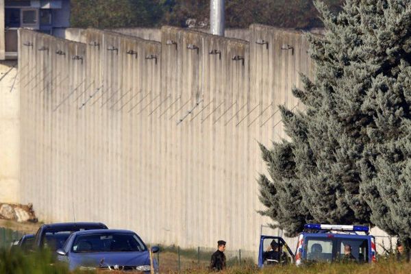 Le 15 février 2009, Omar El Hadj Top et Christophe Khider s'étaient évadés de la centrale de Moulins-Yzeure en faisant exploser deux portes blindées, puis pris la fuite avec deux otages.