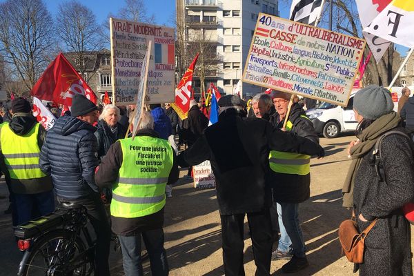 Plus de 300 personnes ont pris part à la manifestation contre la réforme des retraites ce jeudi 6 février 2020 à Saint-Brieuc.