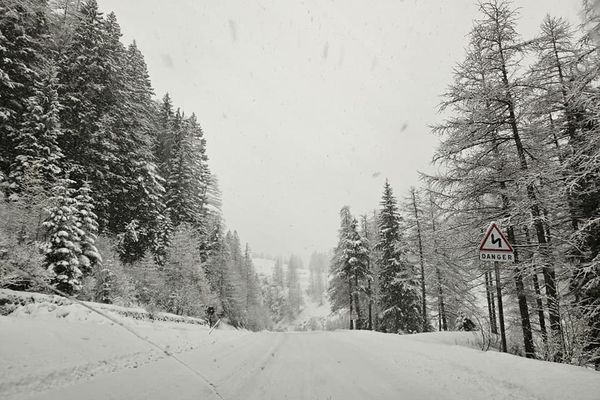 La neige tombe en abondance dans les stations de ski ! la route d'Isola 200 ce vendredi en fin d'après-midi.