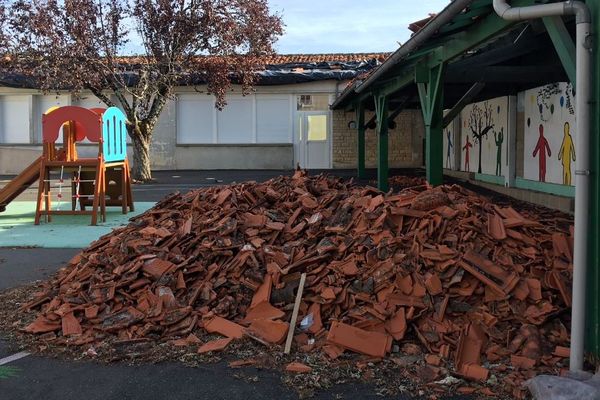 En Charente , l'école de St-Sornin n'est pas utilisable pour cette rentrée 2018. Elle a été endommagée par les orages de grêle cet été.