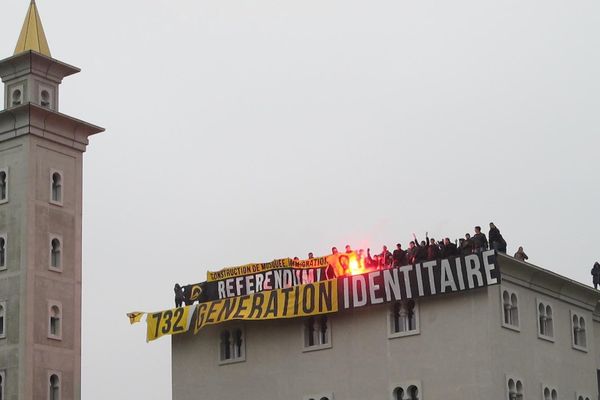 Les identitaires sur le toit de la mosquée de Poitiers