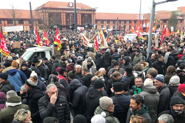 Manifestation contre la réforme des retraite devant la gare de Châteaucreux de Saint-Étienne le 31 janvier 2023