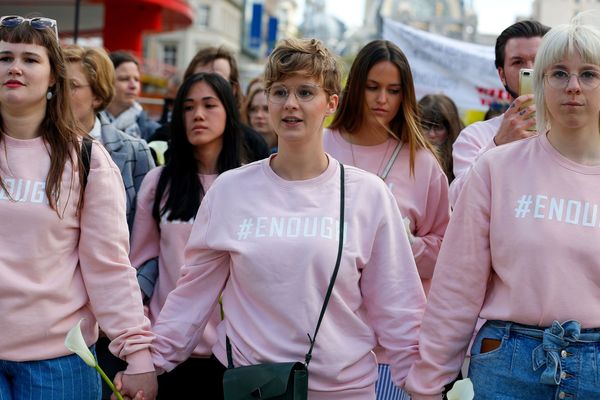 Des amies de Julie Van Espen, 23 ans, ont organisé cette marche blanche à Anvers pour lui rendre hommage.