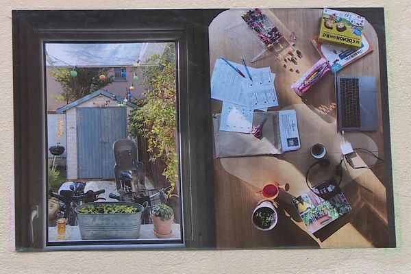 Ces habitants ont choisi la vue de leur petite cour et celle, à droite, de la table qui a servi à tout et tout le monde pendant le confinement.