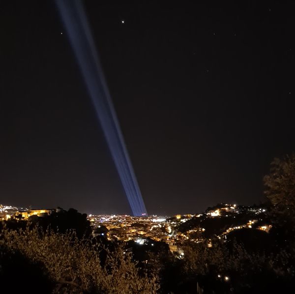 L'hommage aux victimes était visible des collines de Nice.