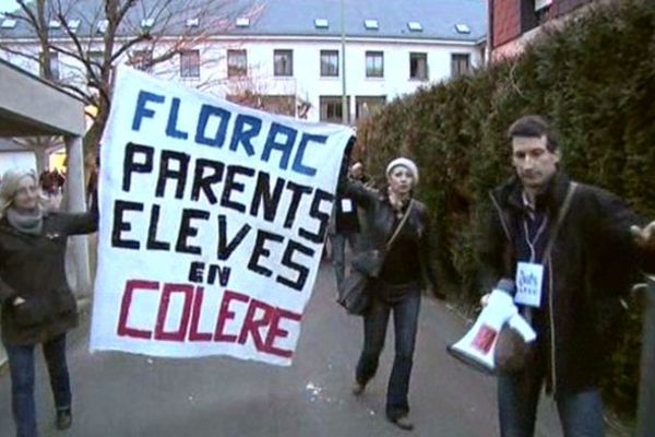 Plus d'une soixantaine de parents d'élèves manifestaient dans les rues de Florac, en Lozère, pour que le professeur de français du collège soit enfin remplacé
