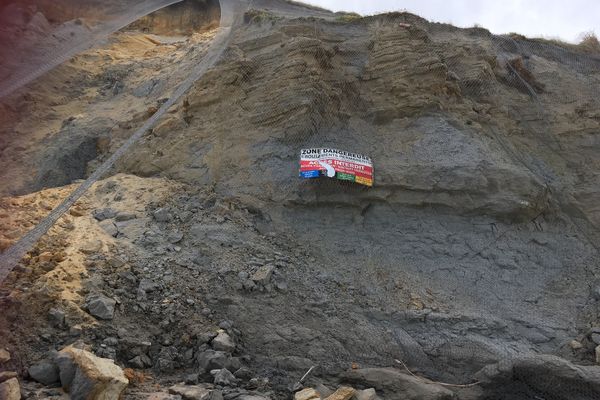 Les blocs en tombant ont distendu les filets de sécurité sur une partie de la falaise plage de Marbella à Biarritz.