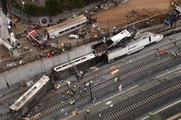 La vague d'émotion ne cesse de grandir depuis la catastrophe ferroviaire de Saint-Jacques-de-Compostelle. En Haute-Loire, sur le chemin qui les mène en Espagne, les marcheurs et les pèlerins ont prié pour les victimes et leurs familles.