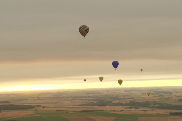 Le 50e championnat de France de montgolfières se déroule à Péronne dans la Somme du 12 au 17 août 2024.