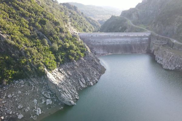 Les barrages ne sont pas les seuls moyens de stockage de l'eau, mais à l'heure où elle se fait rare pendant parfois 6 mois, il est crucial de la stocker.